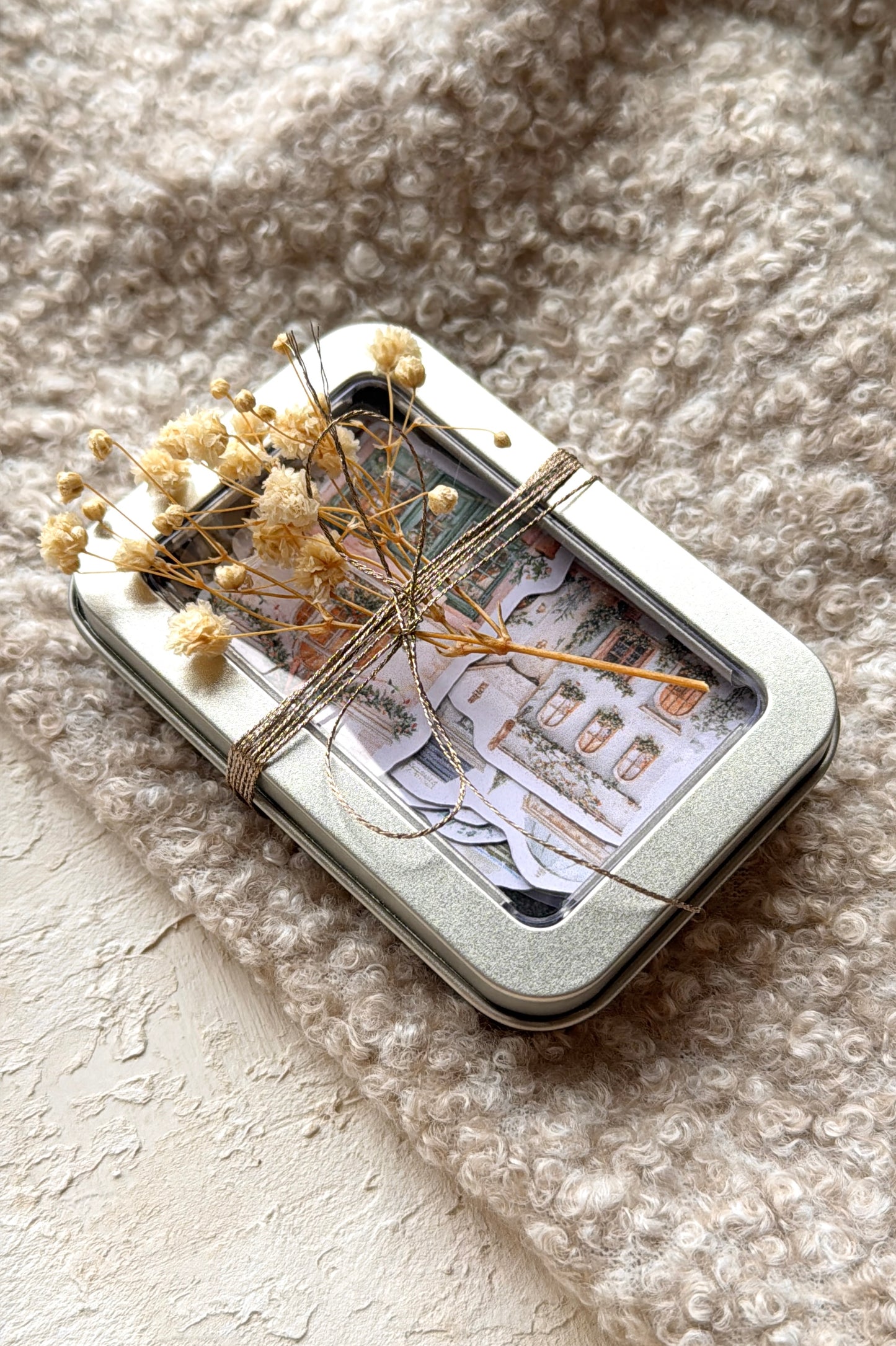 Lata con Die Cuts · Village Die Cuts